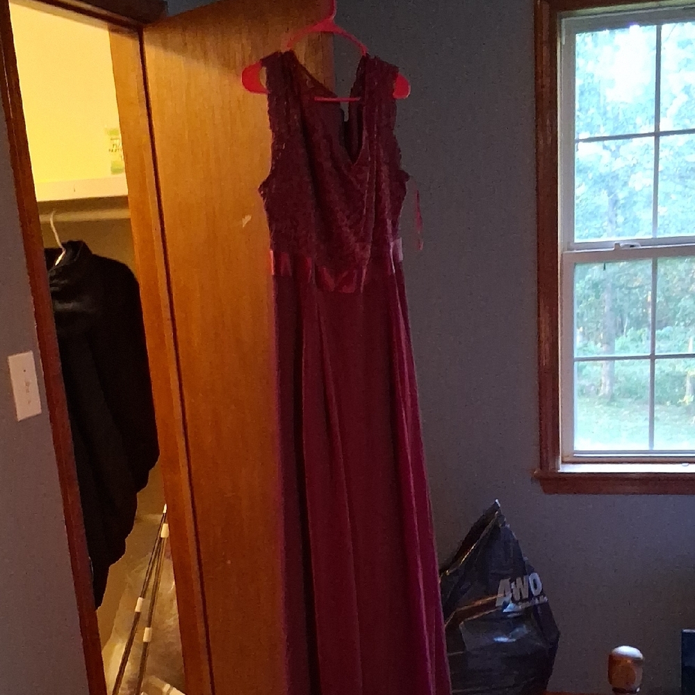 Elegant Burgundy Sleeveless Gown